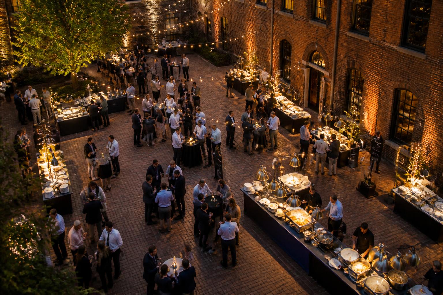 Gäste bei einem Firmenevent der HTG Event Group: Abendveranstaltung mit Bar, Catering und warmem Licht